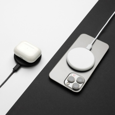 Logotrade Firmengeschenke das Foto: Magnapad magnetisches 3-in-1 15W Ladepad aus RCS rPlastik