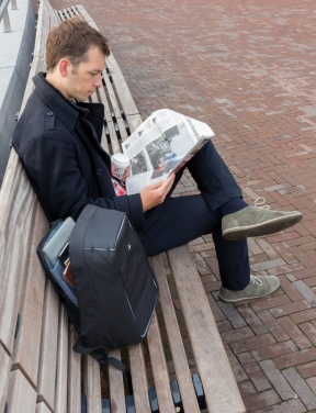 Logotrade firmakingituse foto: Swiss Peak AWARE™ vargusvastane 15,6-tolline sülearvuti seljakott