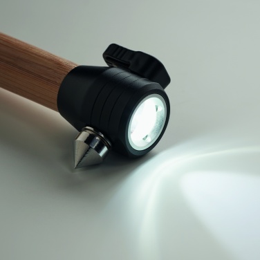 Logotrade mainoslahjat kuva: 3 in 1 bambu taskulamppu, jossa on hätävasara ja turvavyöleikkuri mukautettavalla painatuksella