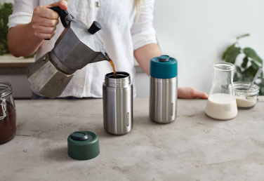 Logo trade mainoslahjat ja liikelahjat kuva: Musta+Blum-eristetty matkamuki ruostumatonta terästä