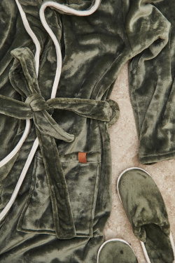 Логотрейд pекламные продукты картинка: Роскошный плюшевый халат VINGA Louis GRS RPET, размер S-M