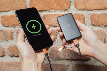 Logotrade reklamprodukter bild: 5.000 mAh trådlös powerbank i RCS återvunnen plast