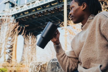 Logotrade profilreklam bild: Embrace deluxe RCS återvunnet rostfritt stål 900 ml.