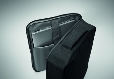 Logotrade reklamprodukter bild: En säker 15-tums laptopryggsäck tillverkad av 300D RPET med 210D RPET-foder och anpassningsbar tryckning.