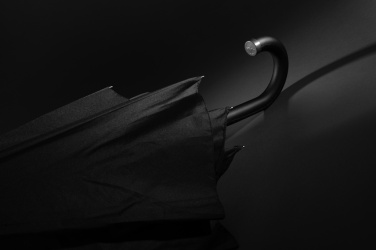 Logotrade kampanjprodukter bild: Swiss Peak Vero Aware™ RPET 25” paraply med lyxigt handtag